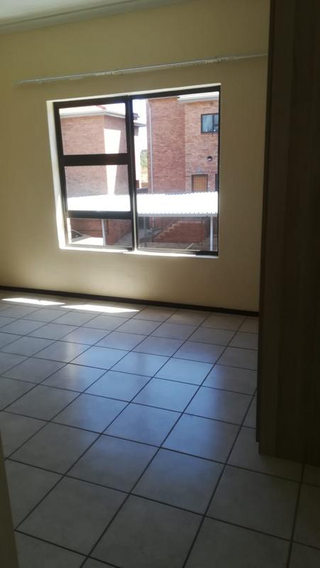 To Let 2 Bedroom Property for Rent in Helderkruin Gauteng