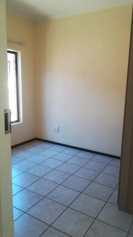 To Let 2 Bedroom Property for Rent in Helderkruin Gauteng