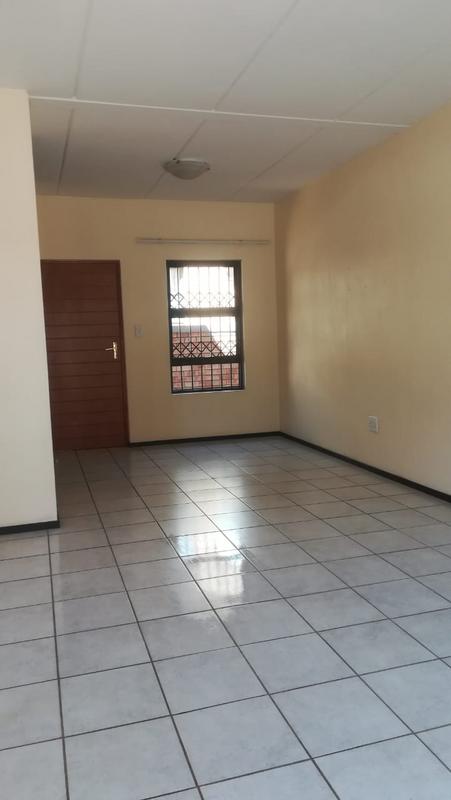 To Let 2 Bedroom Property for Rent in Helderkruin Gauteng