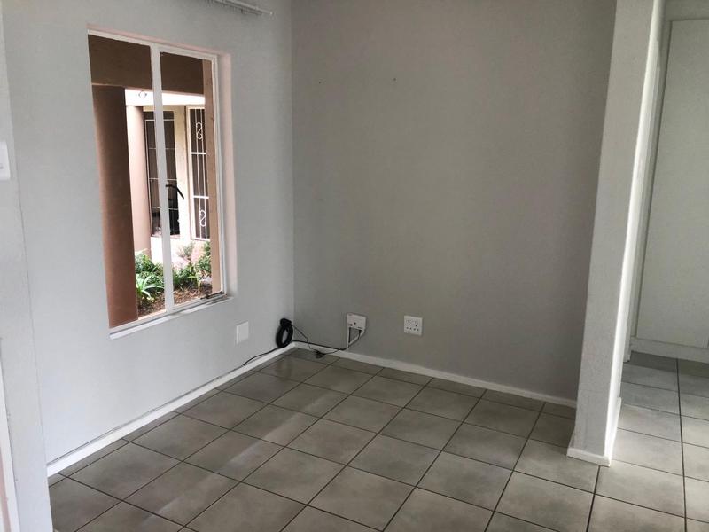 To Let 2 Bedroom Property for Rent in Roodekrans Gauteng