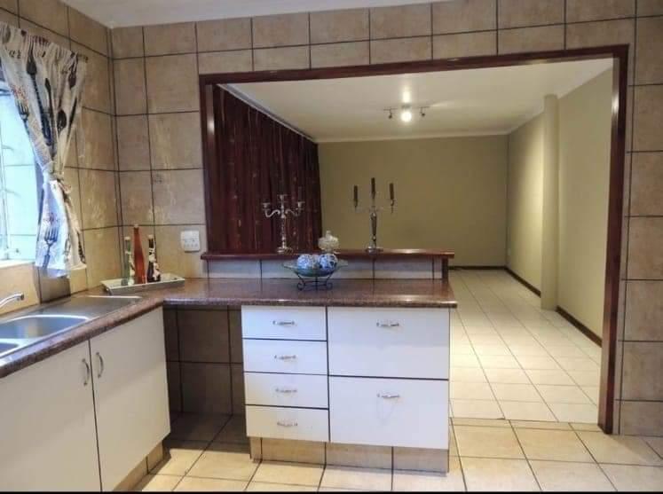 5 Bedroom Property for Sale in Lodeyko Gauteng