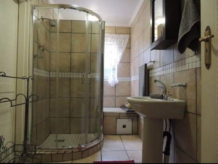 5 Bedroom Property for Sale in Lodeyko Gauteng