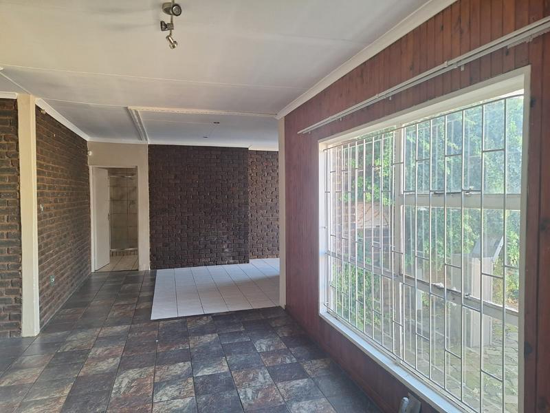 5 Bedroom Property for Sale in Lodeyko Gauteng