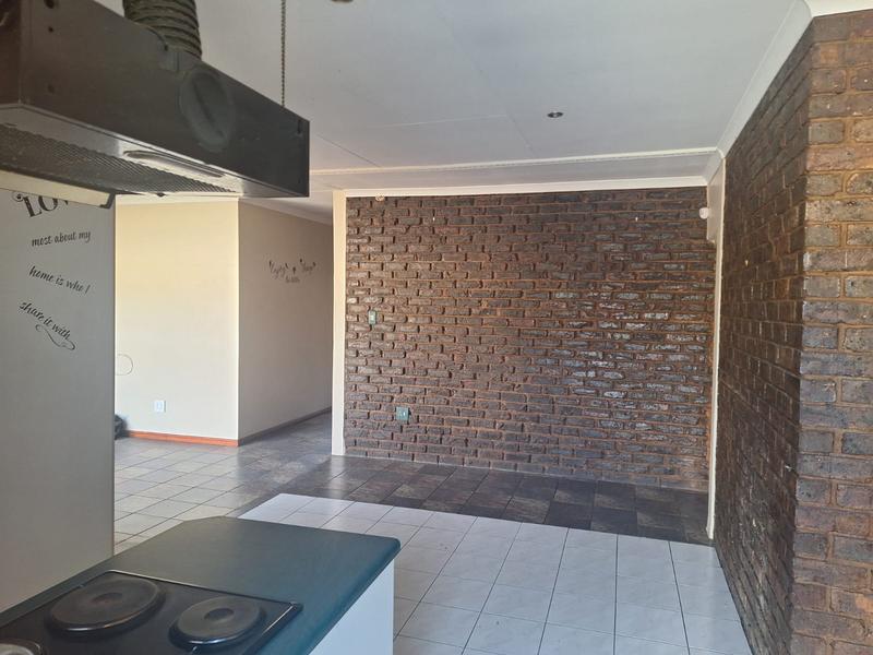 5 Bedroom Property for Sale in Lodeyko Gauteng