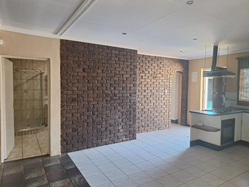 5 Bedroom Property for Sale in Lodeyko Gauteng