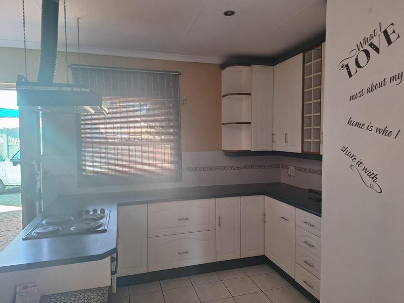 5 Bedroom Property for Sale in Lodeyko Gauteng