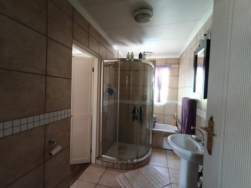 5 Bedroom Property for Sale in Lodeyko Gauteng