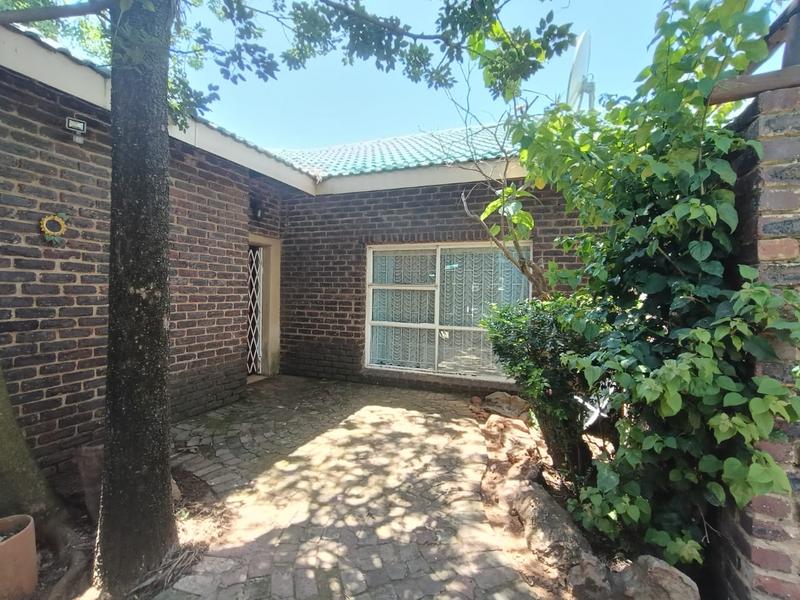 5 Bedroom Property for Sale in Lodeyko Gauteng