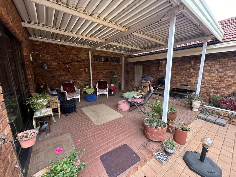 4 Bedroom Property for Sale in Rooihuiskraal Gauteng