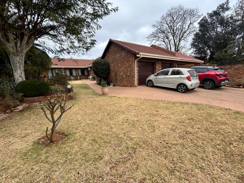 4 Bedroom Property for Sale in Rooihuiskraal Gauteng