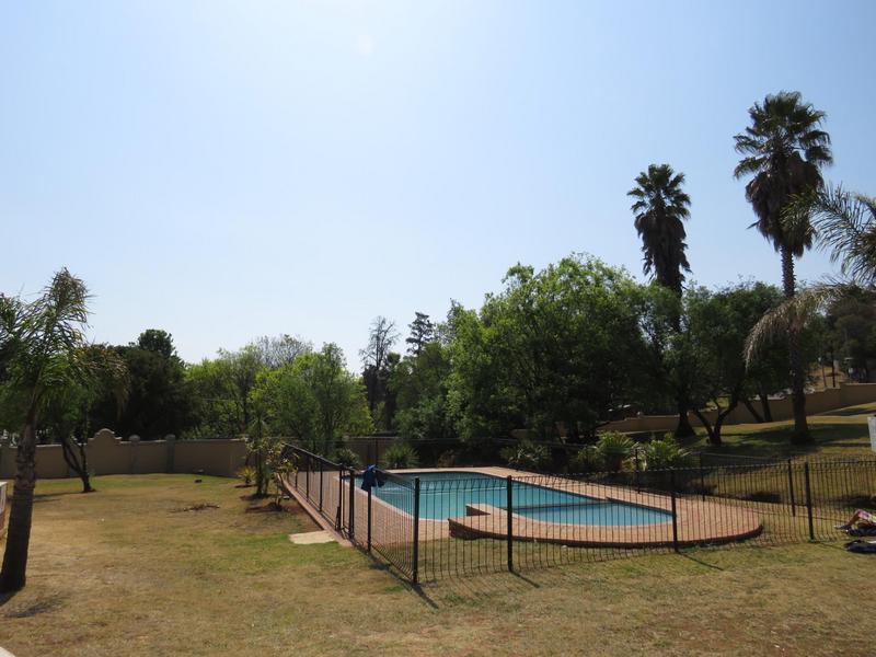 2 Bedroom Property for Sale in Helderkruin Gauteng