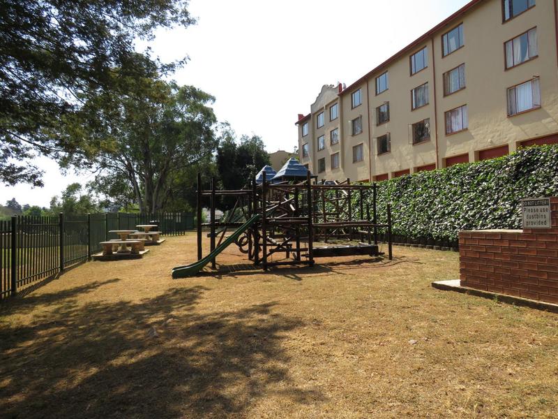 2 Bedroom Property for Sale in Helderkruin Gauteng