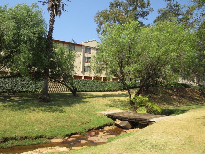 2 Bedroom Property for Sale in Helderkruin Gauteng