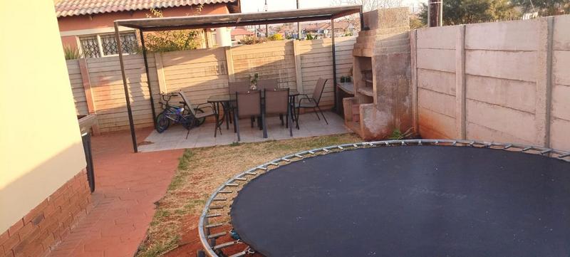 3 Bedroom Property for Sale in Rosslyn Gauteng