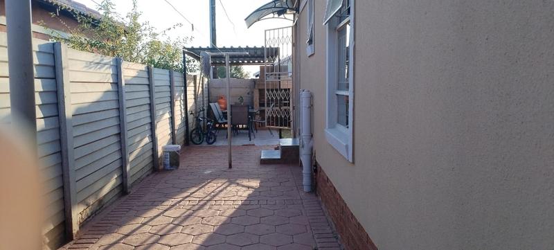 3 Bedroom Property for Sale in Rosslyn Gauteng