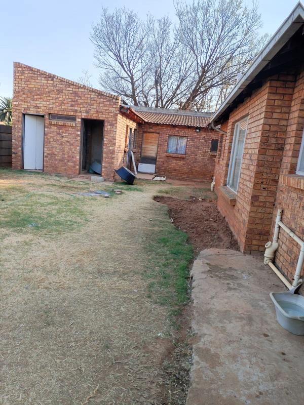 4 Bedroom Property for Sale in Crystal Park Gauteng