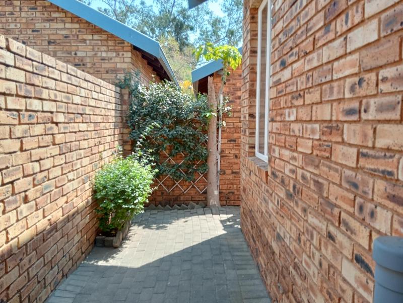 2 Bedroom Property for Sale in Wilgeheuwel Gauteng