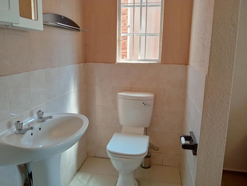 2 Bedroom Property for Sale in Wilgeheuwel Gauteng