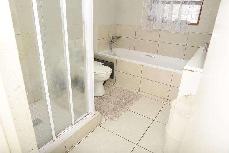 To Let 2 Bedroom Property for Rent in Douglasdale Gauteng