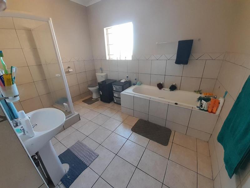 2 Bedroom Property for Sale in Rooihuiskraal North Gauteng