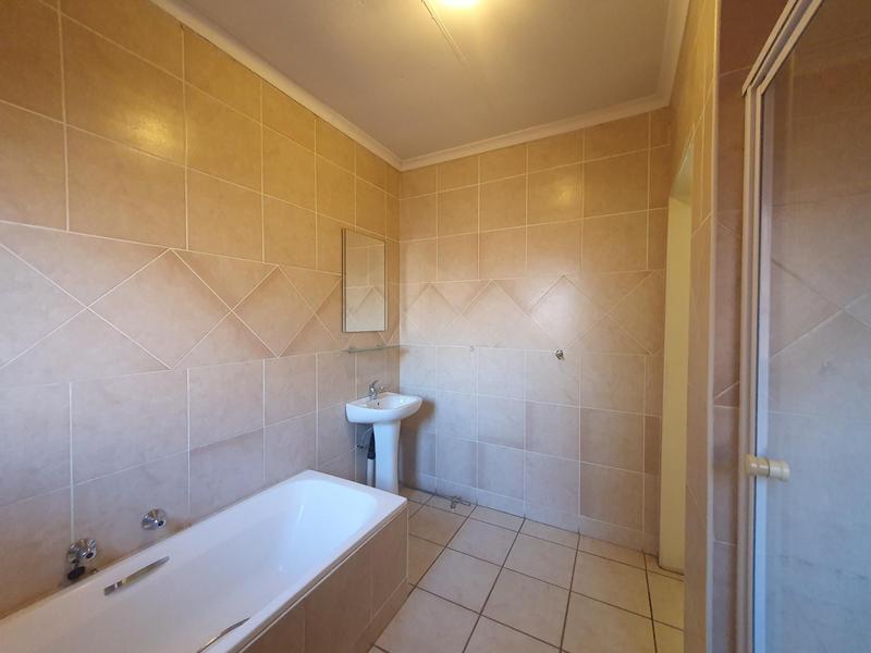 2 Bedroom Property for Sale in Rooihuiskraal Gauteng