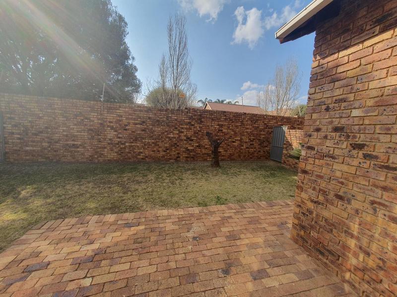 2 Bedroom Property for Sale in Rooihuiskraal Gauteng