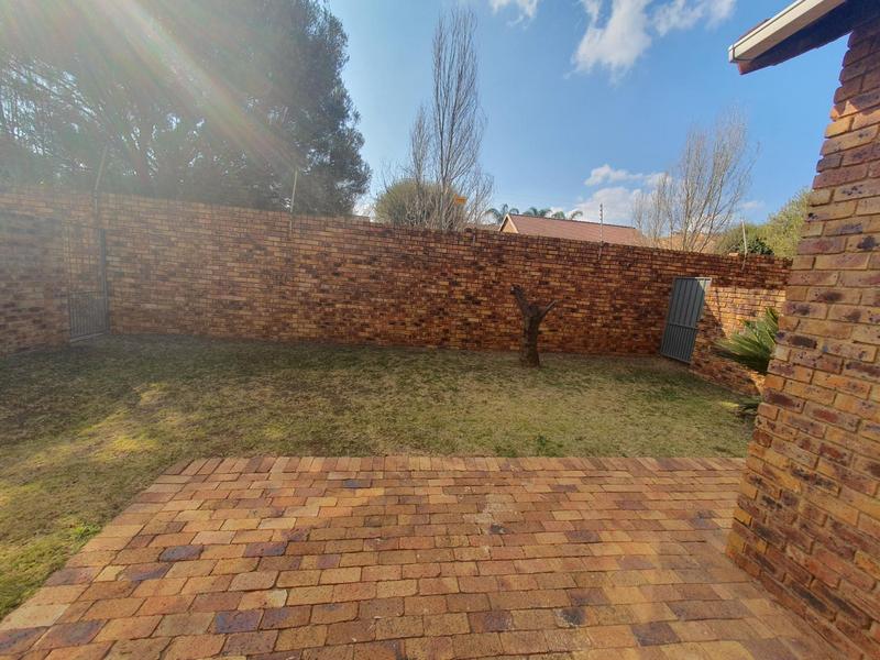 2 Bedroom Property for Sale in Rooihuiskraal Gauteng