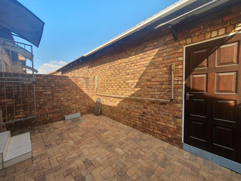 2 Bedroom Property for Sale in Rooihuiskraal Gauteng