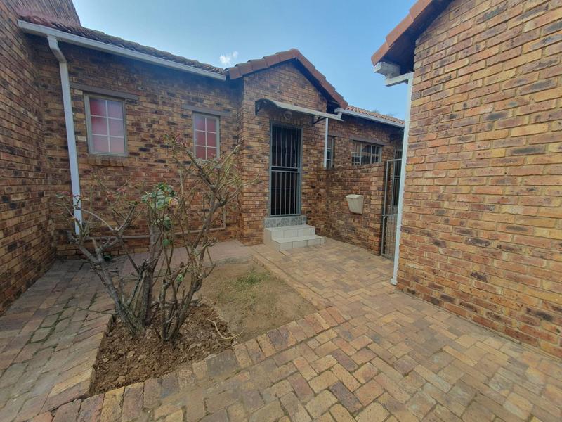 2 Bedroom Property for Sale in Rooihuiskraal Gauteng