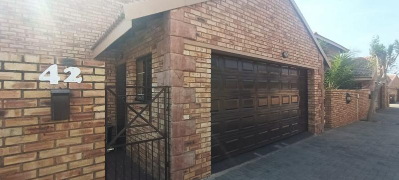 To Let 3 Bedroom Property for Rent in Ruimsig A H Gauteng