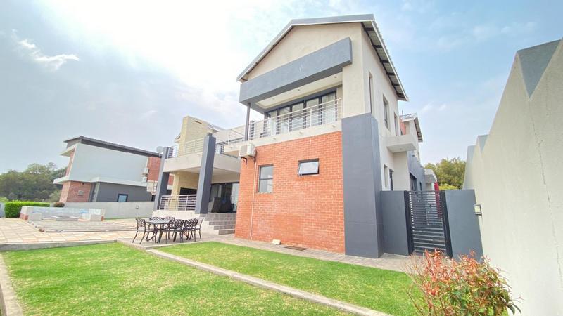 5 Bedroom Property for Sale in Copperleaf Estate Gauteng