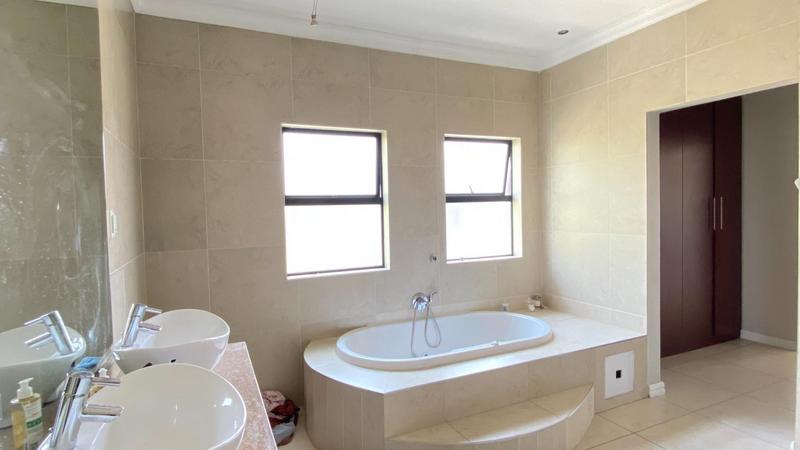 4 Bedroom Property for Sale in Copperleaf Estate Gauteng