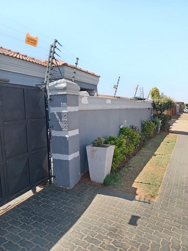 4 Bedroom Property for Sale in Protea Glen Gauteng