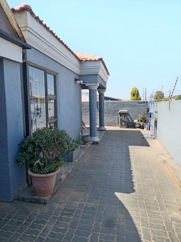 4 Bedroom Property for Sale in Protea Glen Gauteng