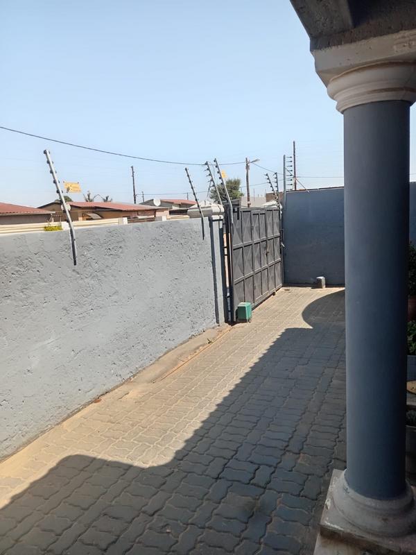 4 Bedroom Property for Sale in Protea Glen Gauteng