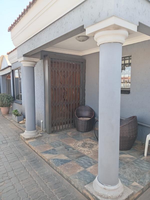 4 Bedroom Property for Sale in Protea Glen Gauteng