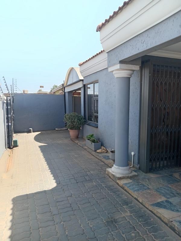 4 Bedroom Property for Sale in Protea Glen Gauteng