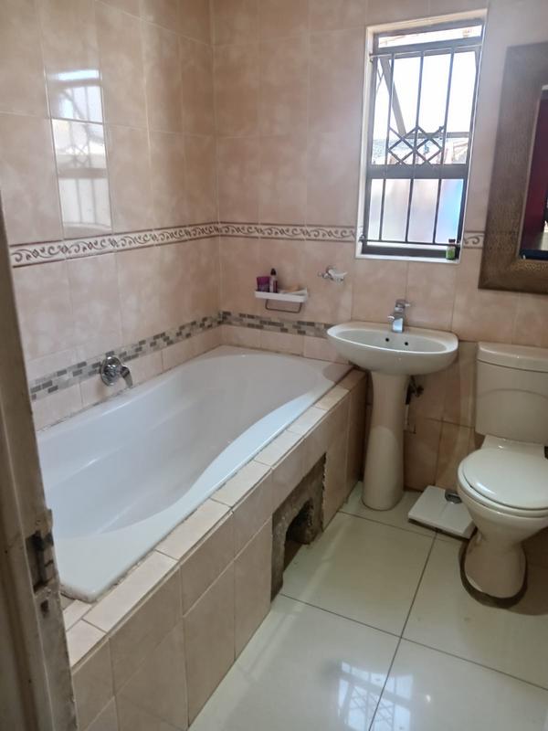 4 Bedroom Property for Sale in Protea Glen Gauteng