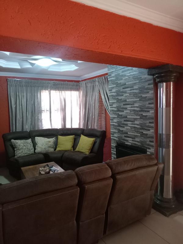 4 Bedroom Property for Sale in Protea Glen Gauteng