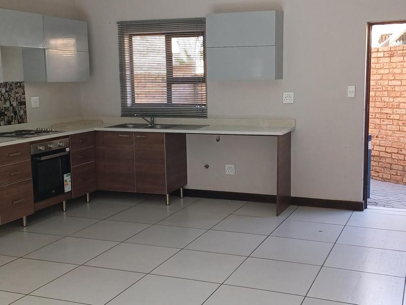 2 Bedroom Property for Sale in Rooihuiskraal North Gauteng