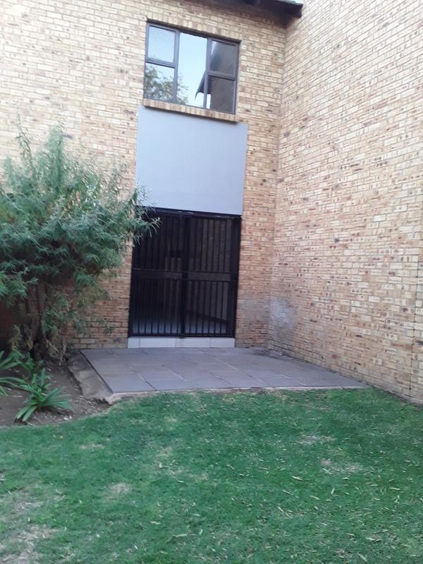 2 Bedroom Property for Sale in Rooihuiskraal North Gauteng