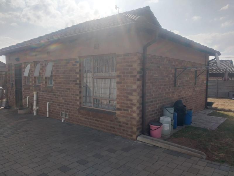 3 Bedroom Property for Sale in Clayville Gauteng