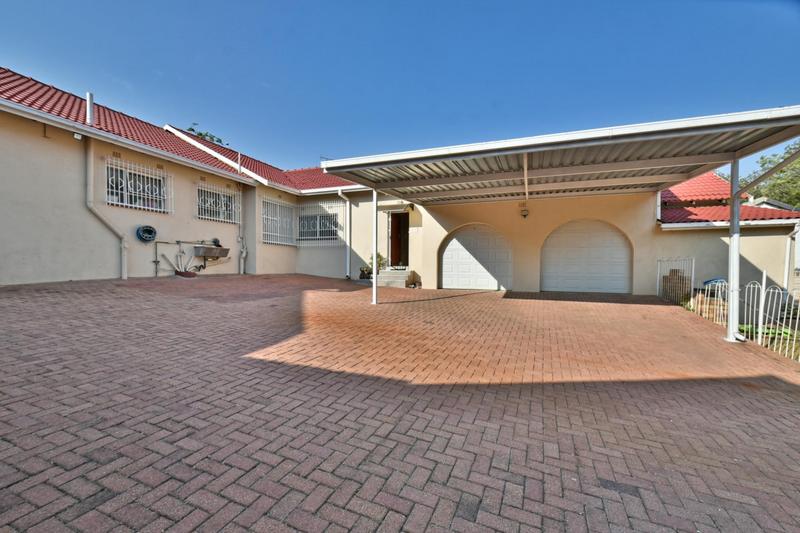 4 Bedroom Property for Sale in Oakdene Gauteng