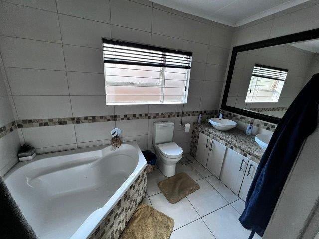 4 Bedroom Property for Sale in Petersfield Gauteng