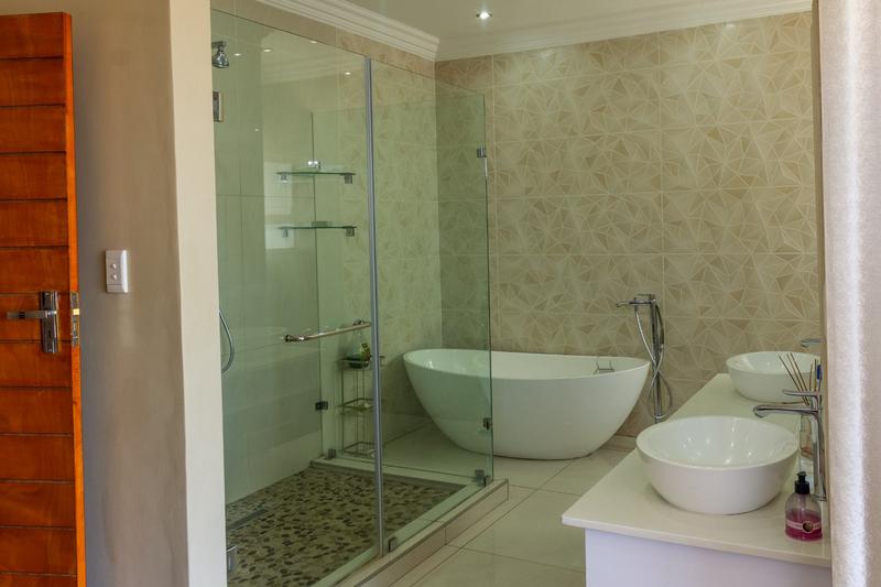 5 Bedroom Property for Sale in Copperleaf Estate Gauteng