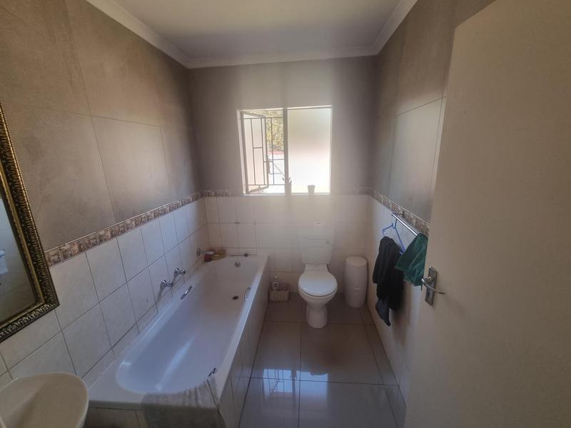 3 Bedroom Property for Sale in Heuwelsig Estate Gauteng