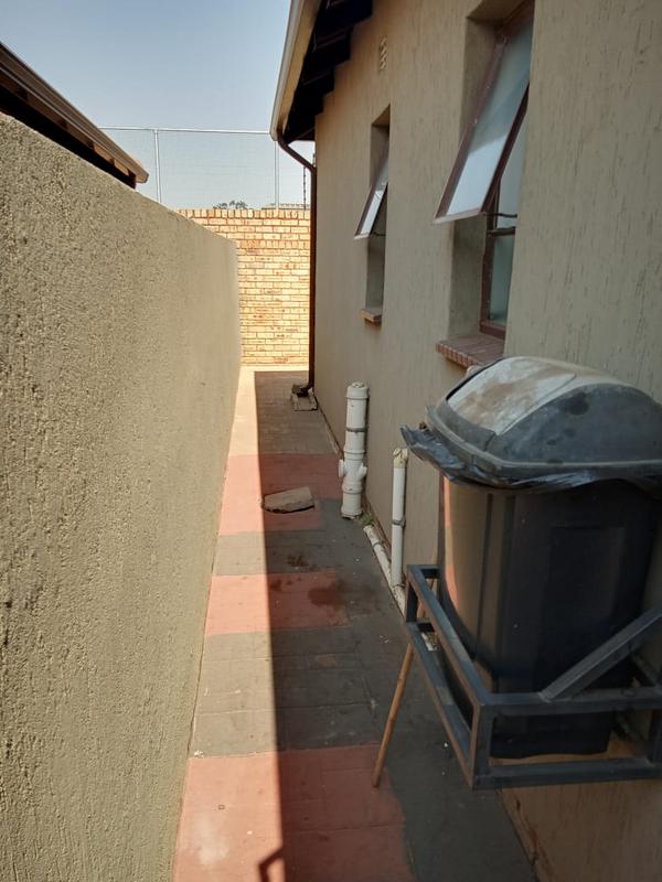 3 Bedroom Property for Sale in Clayville Gauteng