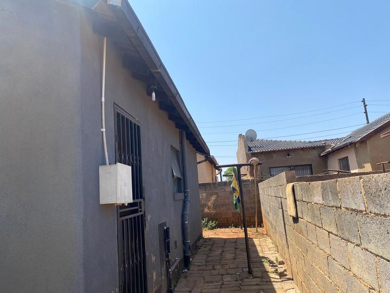 2 Bedroom Property for Sale in Braamfischerville Gauteng