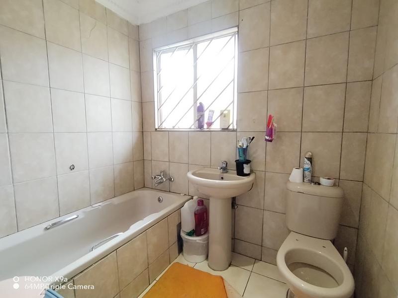 2 Bedroom Property for Sale in Corlett Gardens Gauteng