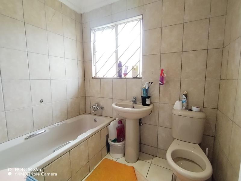 2 Bedroom Property for Sale in Corlett Gardens Gauteng